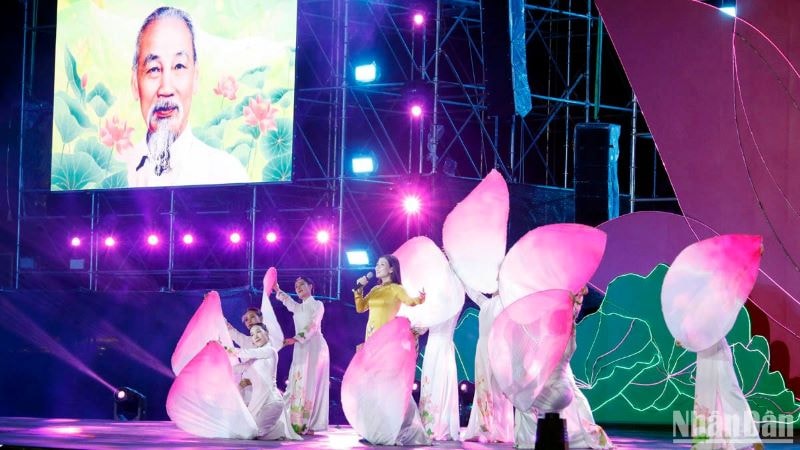 Ca khúc Từ làng sen của nhạc sĩ Phạm Tuyên, do ca sĩ Bùi Lê Mận trình bày cùng vũ đoàn tại chương trình nghệ thuật 