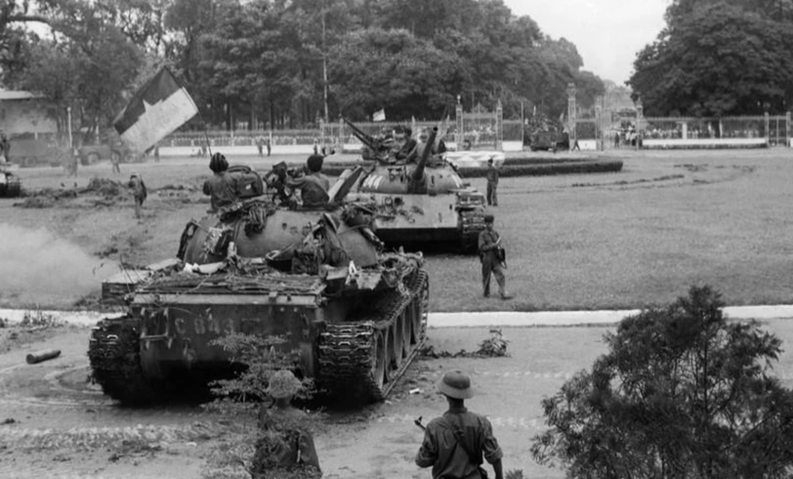 Xe tăng quân giải phóng chiếm phủ Tổng thống Việt Nam Cộng hòa, trưa 30/4/1975. (Ảnh: Quang Thành/TTXVN)