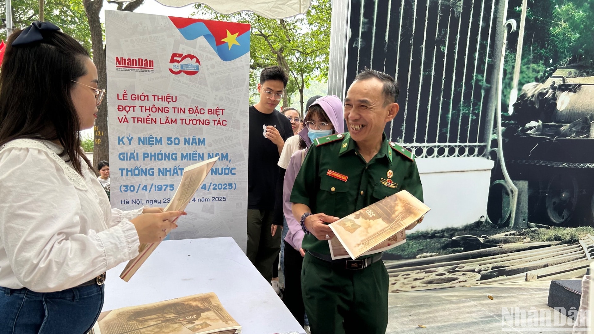 Một tờ báo, một triển lãm và âm vang từ quá khứ đến hiện tại ảnh 2