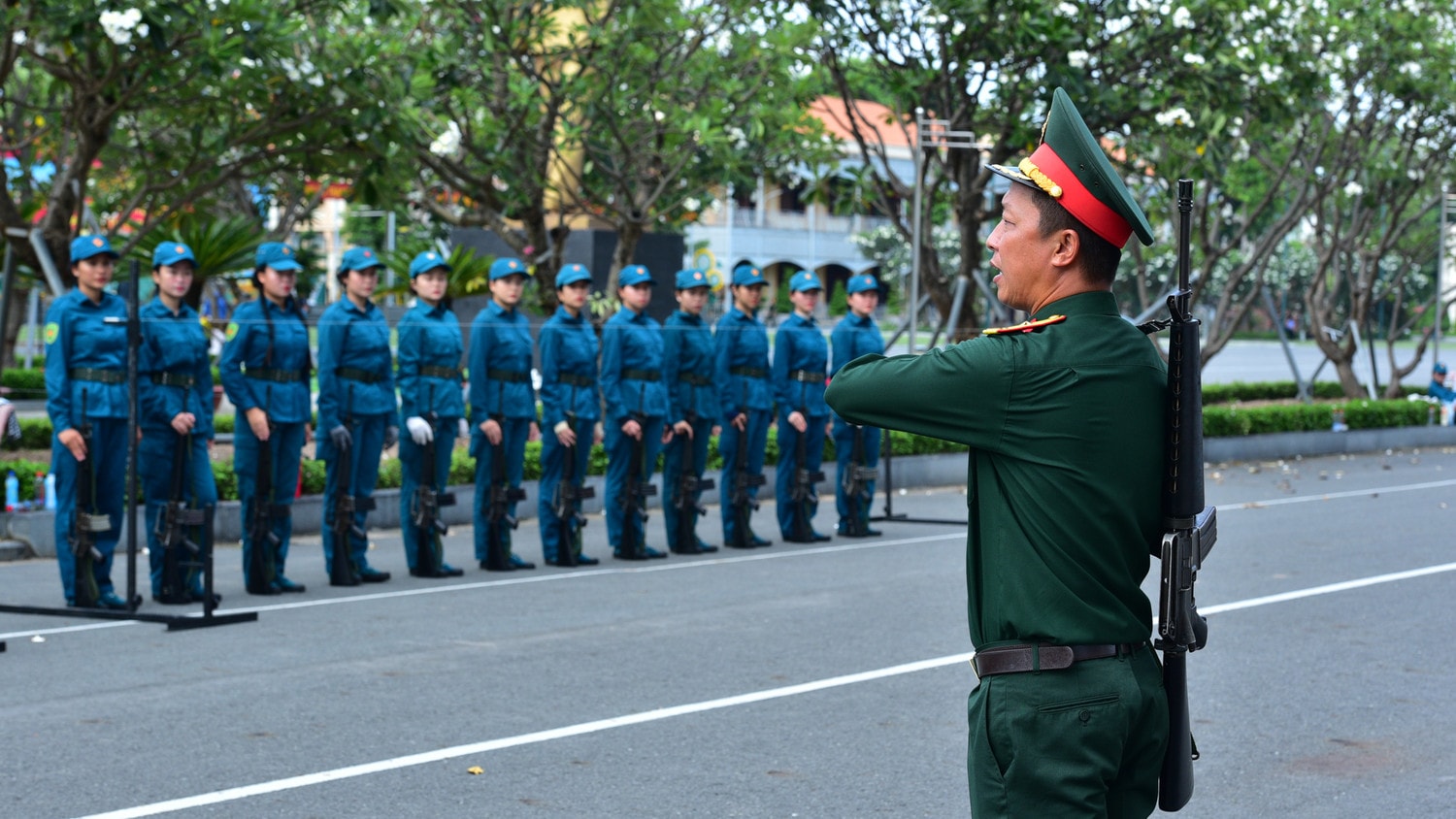 Sĩ quan Trường Quân sự Thành phố Hồ Chí Minh thị phạm động tác cho nữ dân quân.