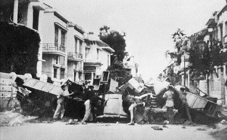 Tự vệ chiến đấu và Công an xung phong Hà Nội đặt chướng ngại vật trên phố Duvigneau (nay là phố Bùi Thị Xuân), cản bước tiến của thực dân Pháp trong những ngày đầu Toàn quốc kháng chiến, tháng 12/1946. (Ảnh: Tư liệu/TTXVN)