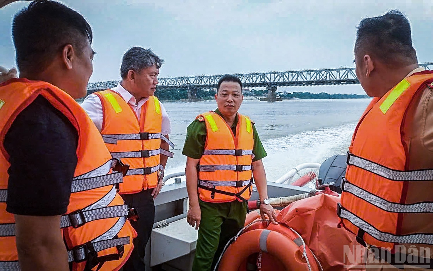 Chủ tịch Ủy ban Nhân dân phường Hồng Hà - ông Lê Hồng Thắng cùng lực lượng cứu hộ đi kiểm tra công tác phòng, chống bão khu vực ven sông Hồng. ndo_br_22.jpg