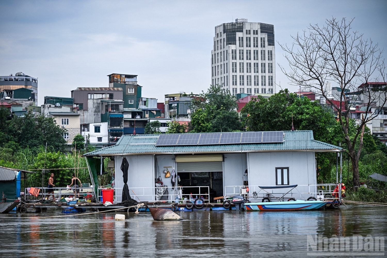 Những hộ dân sống trên sông Hồng trước giờ bão vào. Đại úy Đinh Văn Quang cho biết, đến nay, người dân đã gia cố xong phương tiện tàu, bè tránh bị bão lũ cuốn trôi, đã bảo đảm an toàn tuyệt đối khi bão lũ xảy ra. ndo_br_7.jpg