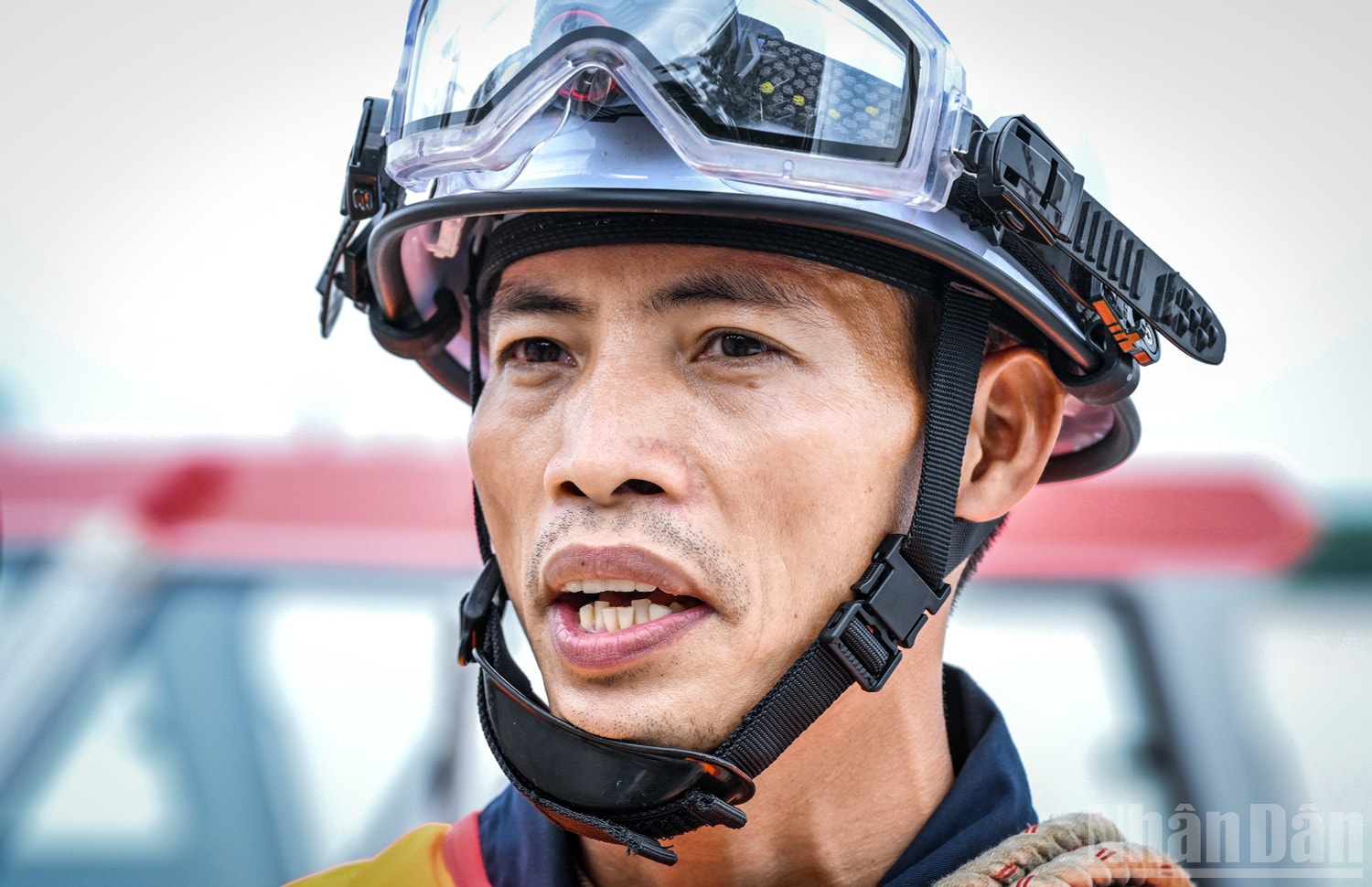 Đại úy Đinh Văn Quang, người trực tiếp cầm loa đi tuyên truyền vận động bà con ven sông Hồng. ndo_br_3.jpg