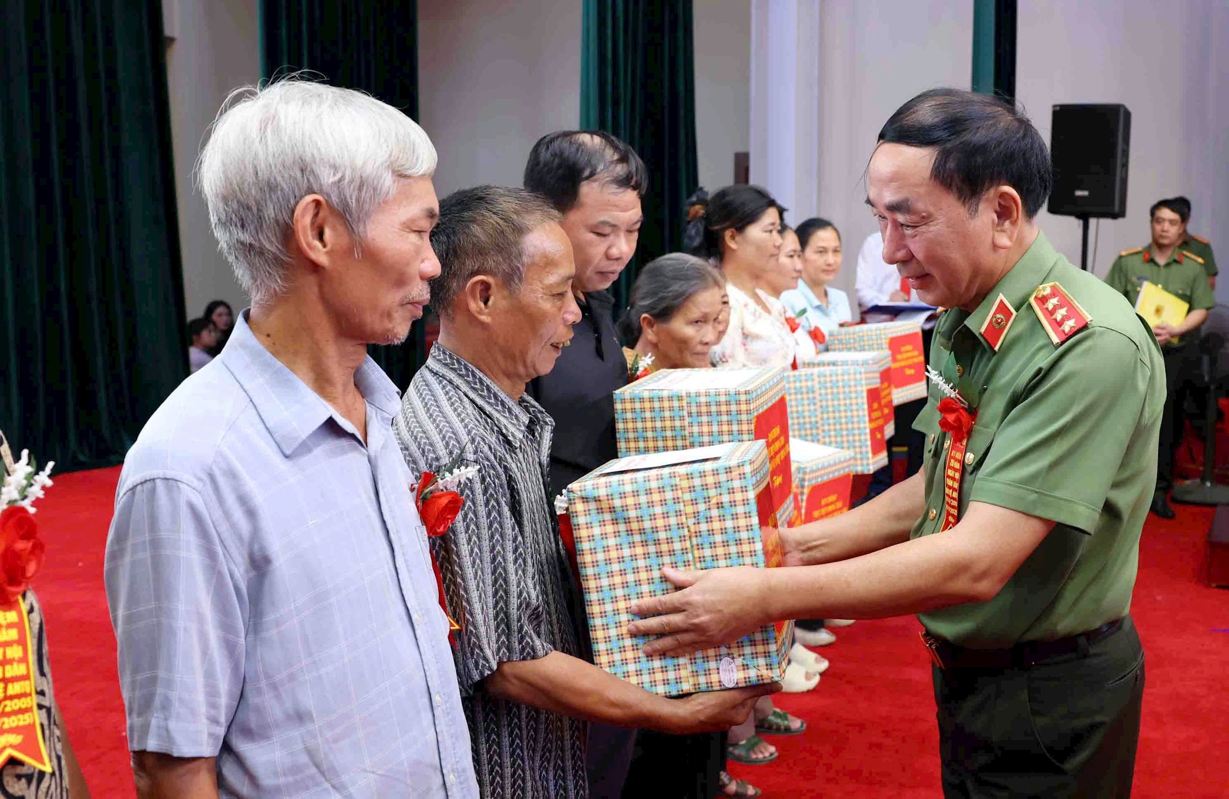 Thứ trưởng Công an Trần Quốc Tỏ trao quà tặng các gia đình chính sách, có hoàn cảnh khó khăn tại Ngày hội toàn dân bảo vệ an ninh Tổ quốc tại xã Phát Diệm, tỉnh Ninh Bình, ngày 11/7/2025.