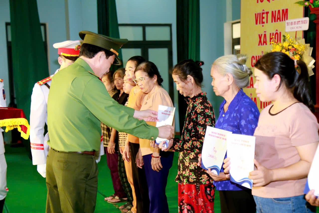 Thứ trưởng Công an Lê Quốc Hùng trao quà cho người dân xã Đô Lương, tỉnh Nghệ An trong khuôn khổ Ngày hội Toàn dân bảo vệ an ninh tổ quốc năm 2025
