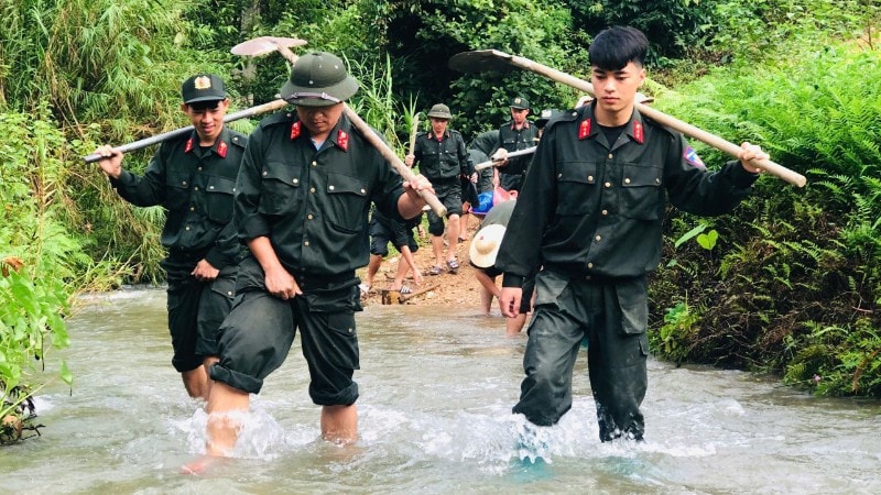 Băng rừng, lội suối đến vùng sâu, vùng xa xóa nhà tạm, nhà dột nát cho nhân dân tỉnh Thái Nguyên.