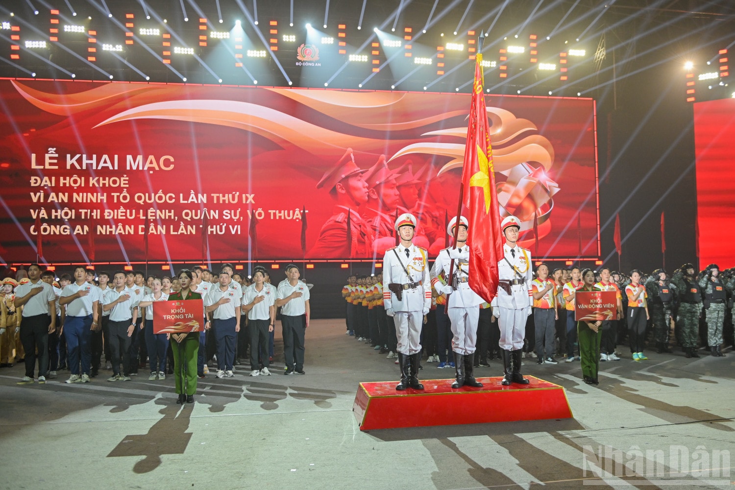 Nghi thức chào cờ tại lễ khai mạc. ndo_br_dai-hoi-the-duc-the-thao-cong-an-6169.jpg