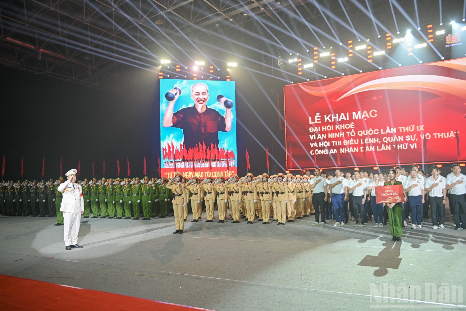 Tại buổi lễ có sự góp mặt của các cán bộ chiến sĩ tham gia Khối diễu binh, diễu hành kỷ niệm 80 năm Cách mạng Tháng Tám thành công và Quốc khánh 2/9. ndo_br_dai-hoi-the-duc-the-thao-cong-an-6194.jpg