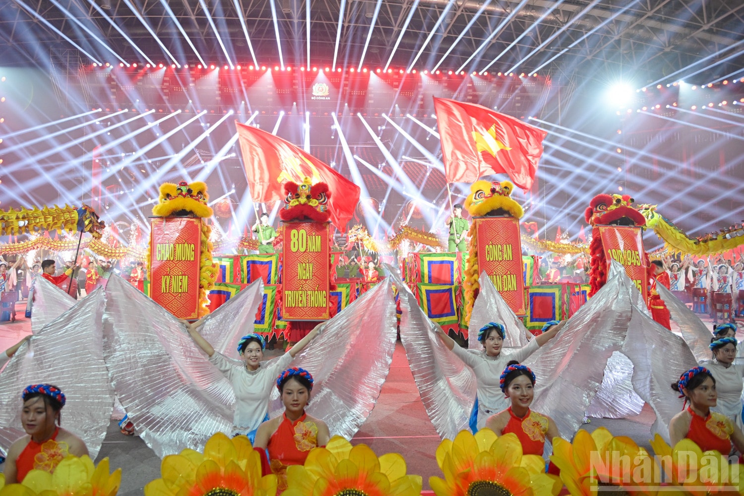 Tiết mục trống hội mở màn lễ khai mạc. ndo_br_dai-hoi-the-duc-the-thao-cong-an-5709.jpg