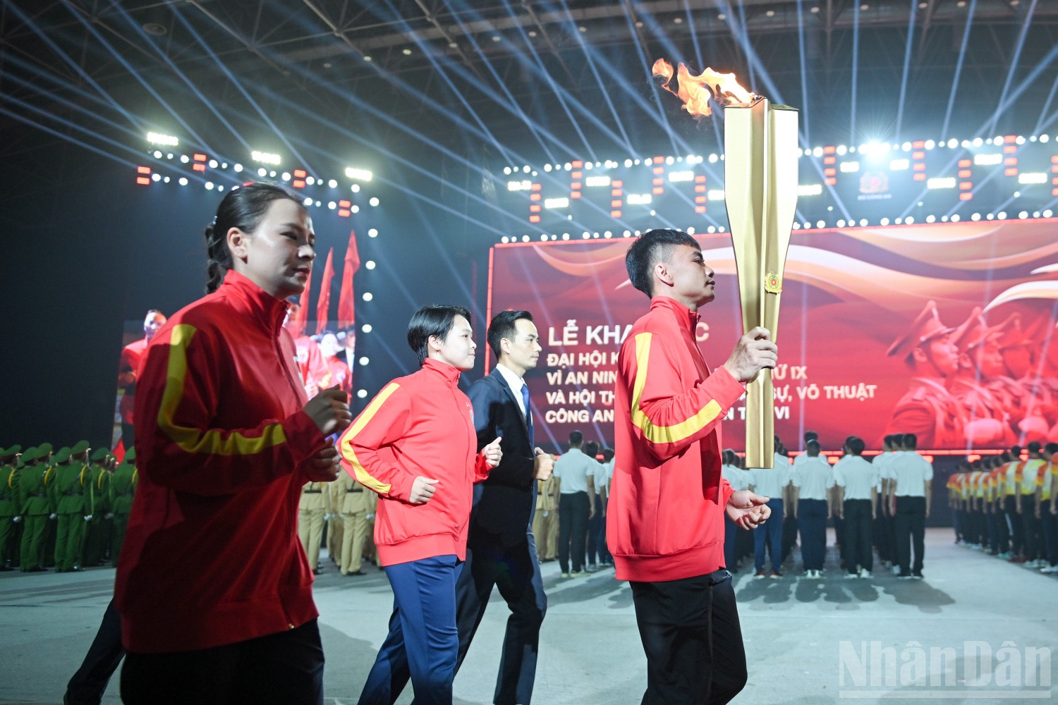 Các vận động viên tiêu biểu rước đuốc. ndo_br_dai-hoi-the-duc-the-thao-cong-an-6285.jpg