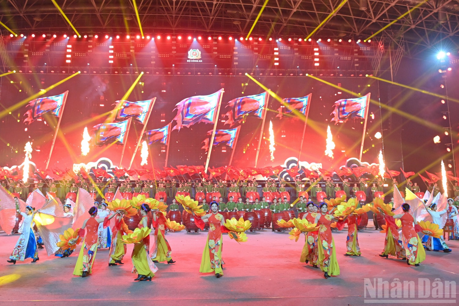 Đại hội là chuỗi hoạt động thể thao, nghiệp vụ và nghi lễ quy mô toàn lực lượng chào mừng 80 năm Ngày truyền thống Công an Nhân dân Việt Nam (19/8/1945 - 19/8/2025) và 20 năm Ngày hội toàn dân bảo vệ an ninh Tổ quốc (19/8/2005 - 19/8/2025). ndo_br_dai-hoi-the-duc-the-thao-cong-an-5535.jpg