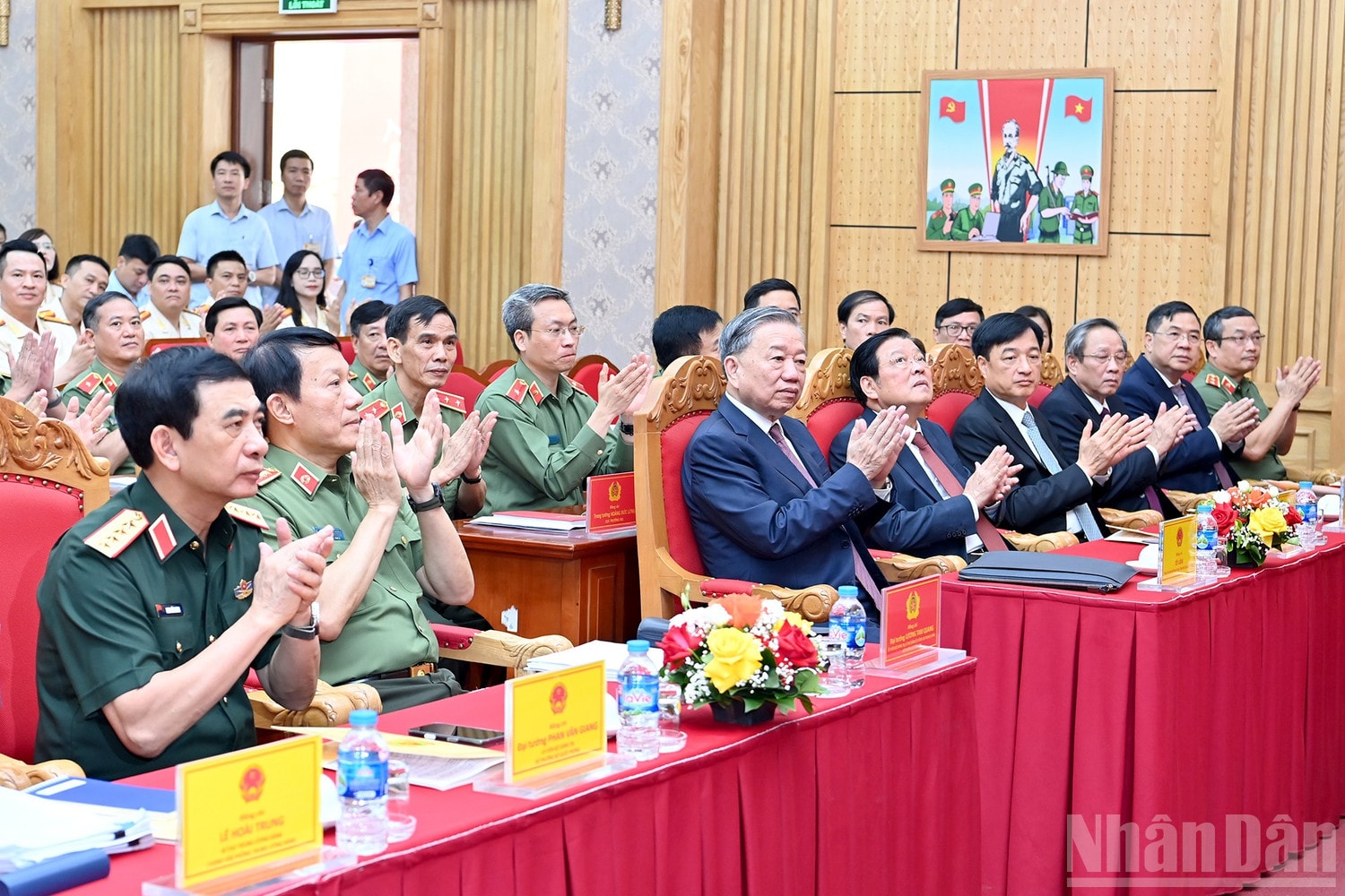 Tổng Bí thư Tô Lâm và các đồng chí lãnh đạo Đảng, Nhà nước và các đại biểu tham dự buổi gặp mặt. ndo_br_a8-bnd-6326.jpg