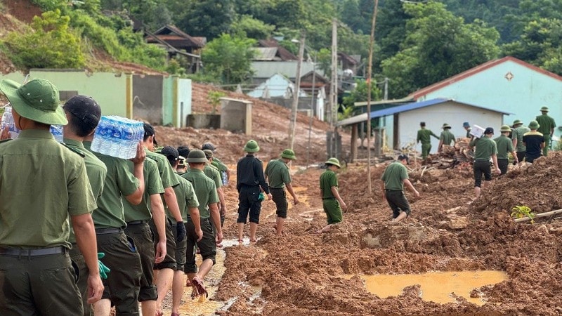 Hàng trăm cán bộ, chiến sĩ Công an tỉnh Nghệ An đang có mặt để giúp đỡ chính quyền, người dân các xã phía tây Nghệ An. images2031341-gen-h-chieu-luu4-8145.jpg
