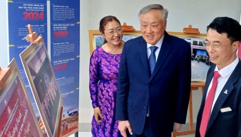 Phó Thủ tướng Thường trực Nguyễn Hòa Bình tham quan không gian triển lãm, trong đó có mô hình e.jpg