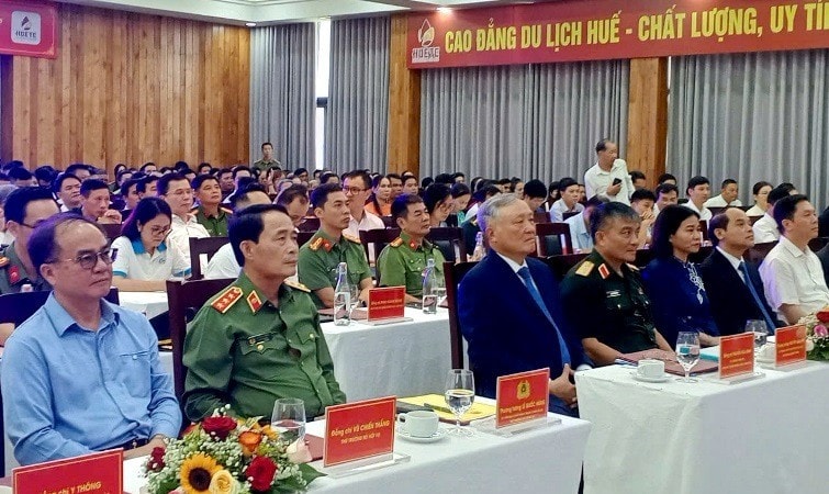 Lãnh đạo Đảng, Nhà nước cùng các bộ, ngành của Trung ương và đông đảo cán bộ, nhân dân thành phố Huế tham dự Ngày hội. b.jpg