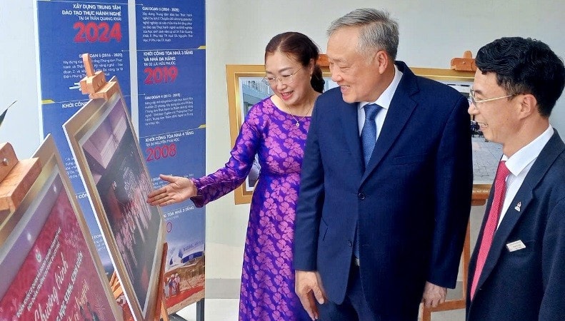 Phó Thủ tướng Thường trực Nguyễn Hòa Bình tham quan các hoạt động tại Ngày hội. c.jpg