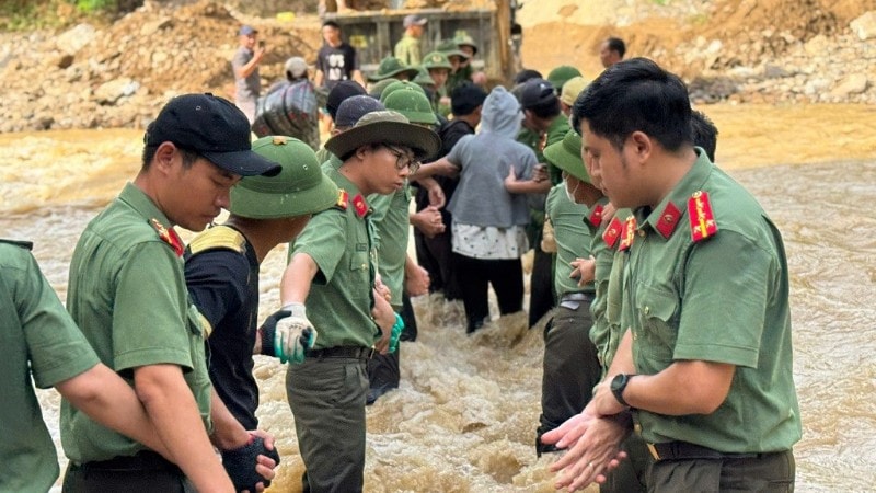 Cán bộ, chiến sĩ Công an tỉnh Nghệ An tạo 2 hàng nối dài, chắn dòng nước chảy xiết giúp gia đình sản phụ Moong Thị Cường đến Trạm y tế an toàn. images2031339-gen-h-dua-san-phu-di-sinh2-8387.jpg