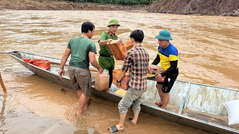 Dùng xuồng tiếp tế thực phẩm cho người dân bị cô lập do mưa lũ. images2030564-869b8efd-5937-4886-995b-c0bc140c3234.jpg