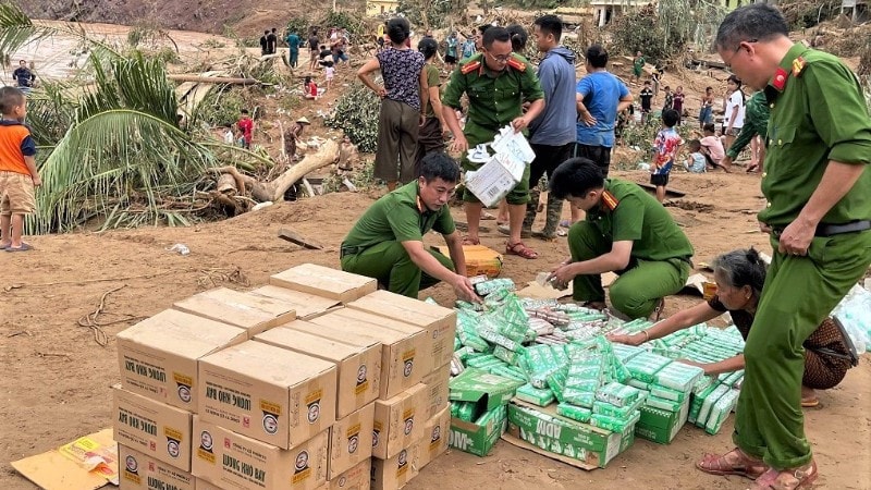 Công an xã Mỹ Lý phối hợp chính quyền địa phương và các lực lượng khác nhận hàng cứu trợ từ máy bay trực thăng để tiếp tế người dân ở các thôn bản bị cô lập. images2030567-90648580-8710-4f5c-b00f-b9fc51cecce7.jpg