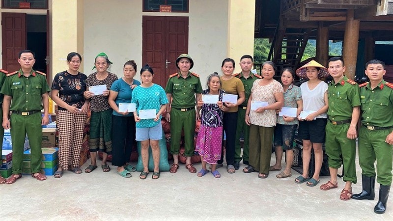 Công an xã Huồi Tụ phát động quyên góp, ủng hộ ngày lương, vận động người dân cùng chung tay hướng về xã Mỹ Lý bị mưa lũ thiệt hại nặng nề. cong-an-xa-huoi-tu-da-phat-huy-tinh-than-tuong-than-tuong-ai-vi-nhan-dan-phuc-vu-khong-chi-dam-nhiem-tot-nhiem-vu-tai-dia-ban-ma-con-phat-dong-quyen-gop-ung-ho-ngay-luong-van-dong-nguoi-dan-cung-chung-tay-huong-ve-xa-my-ly-3077.jpg