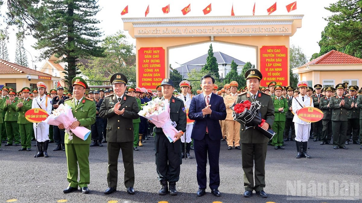 Chủ tịch Ủy ban nhân dân tỉnh Lâm Đồng Hồ Văn Mười và Thiếu tướng Trương Minh Đương, Giám đốc Công an tỉnh biểu dương các lực lượng tại lễ ra quân. ndo_br_1.jpg
