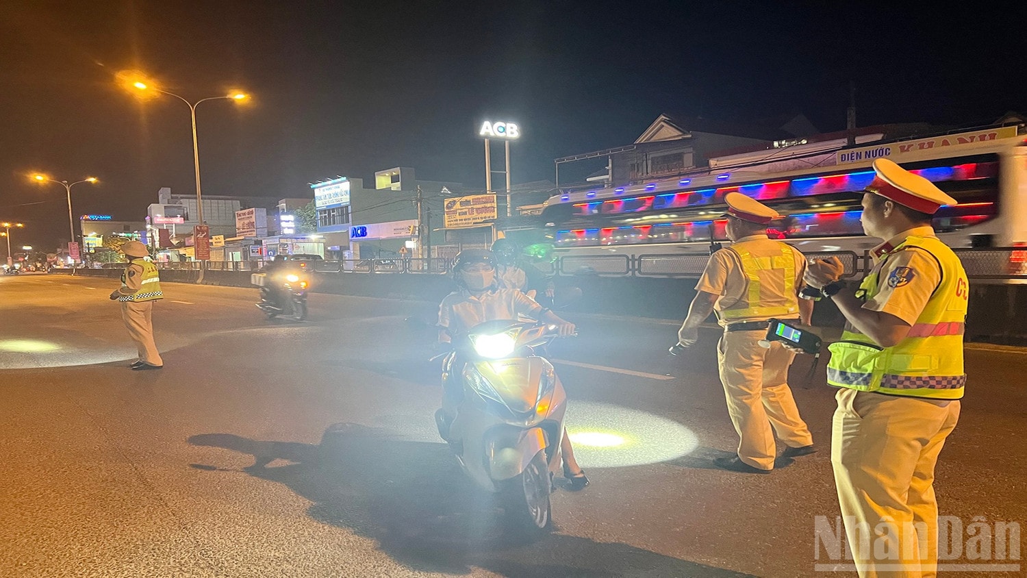 Đội Cảnh sát giao thông đường bộ số 2 lập chốt kiểm tra người tham gia giao thông có biểu hiện bất thường. ndo_br_2.jpg