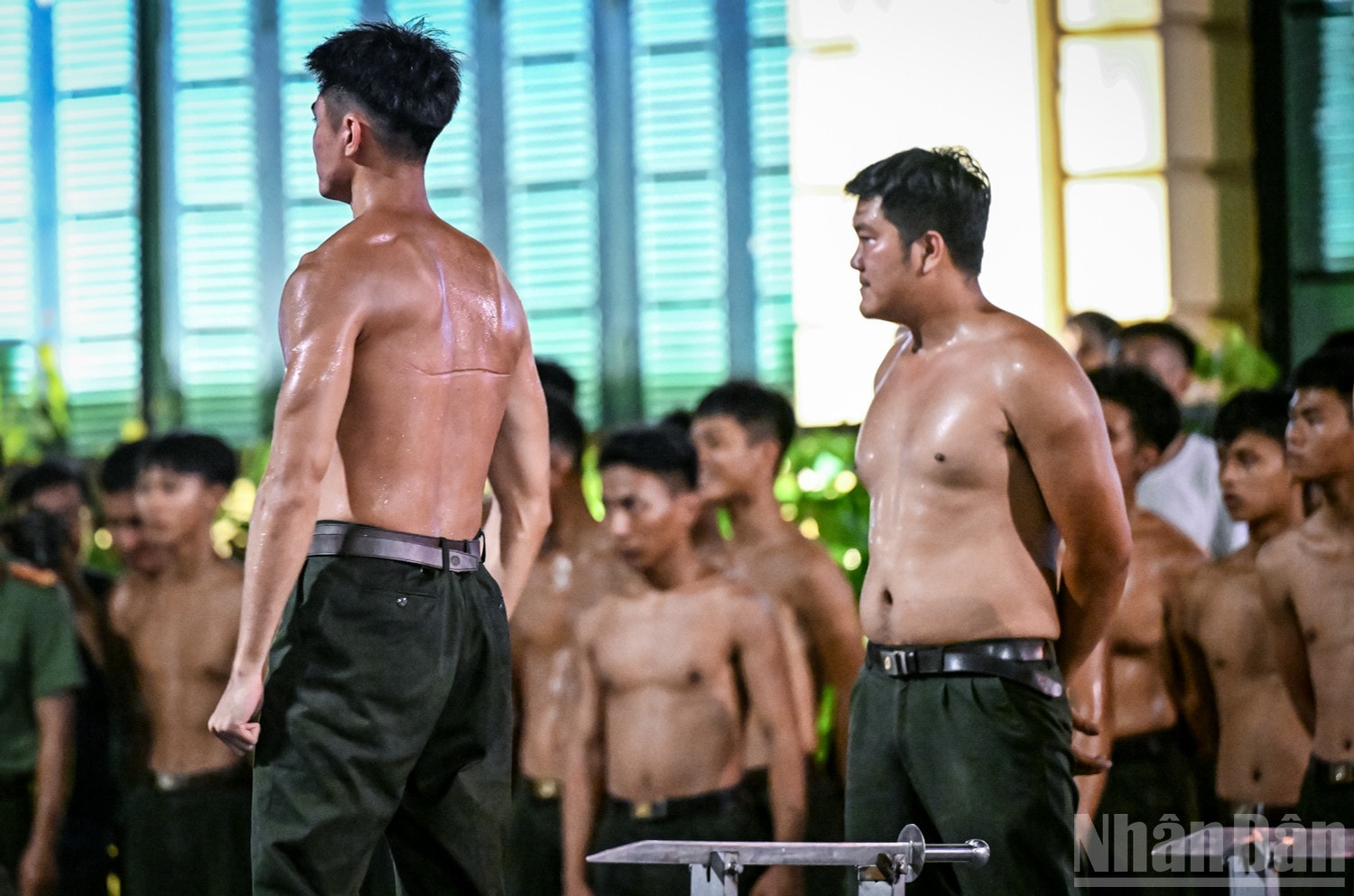 Tập luyện khí công là bài không thể thiếu trong công tác huấn luyện của công an, góp phần rèn luyện ý chí, tinh thần, thể lực, sự dũng cảm. ndo_br_8.jpg