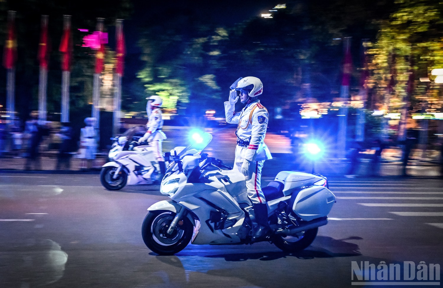 Có lẽ với nhiều người đây là lần đầu tiên người dân được chứng kiến hình ảnh Cảnh sát biểu diễn việc điều khiển xe mô-tô chuyên dụng mà bỏ tay chào người dân. ndo_br_30.jpg