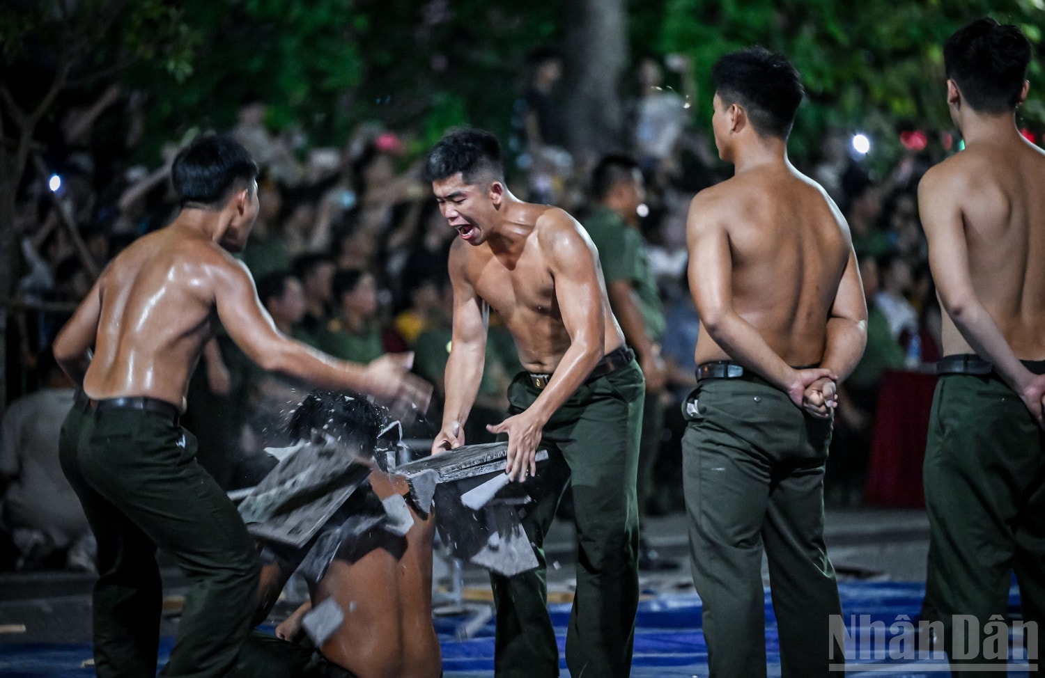 Đập vỡ bê-tông bằng đầu. ndo_br_12.jpg