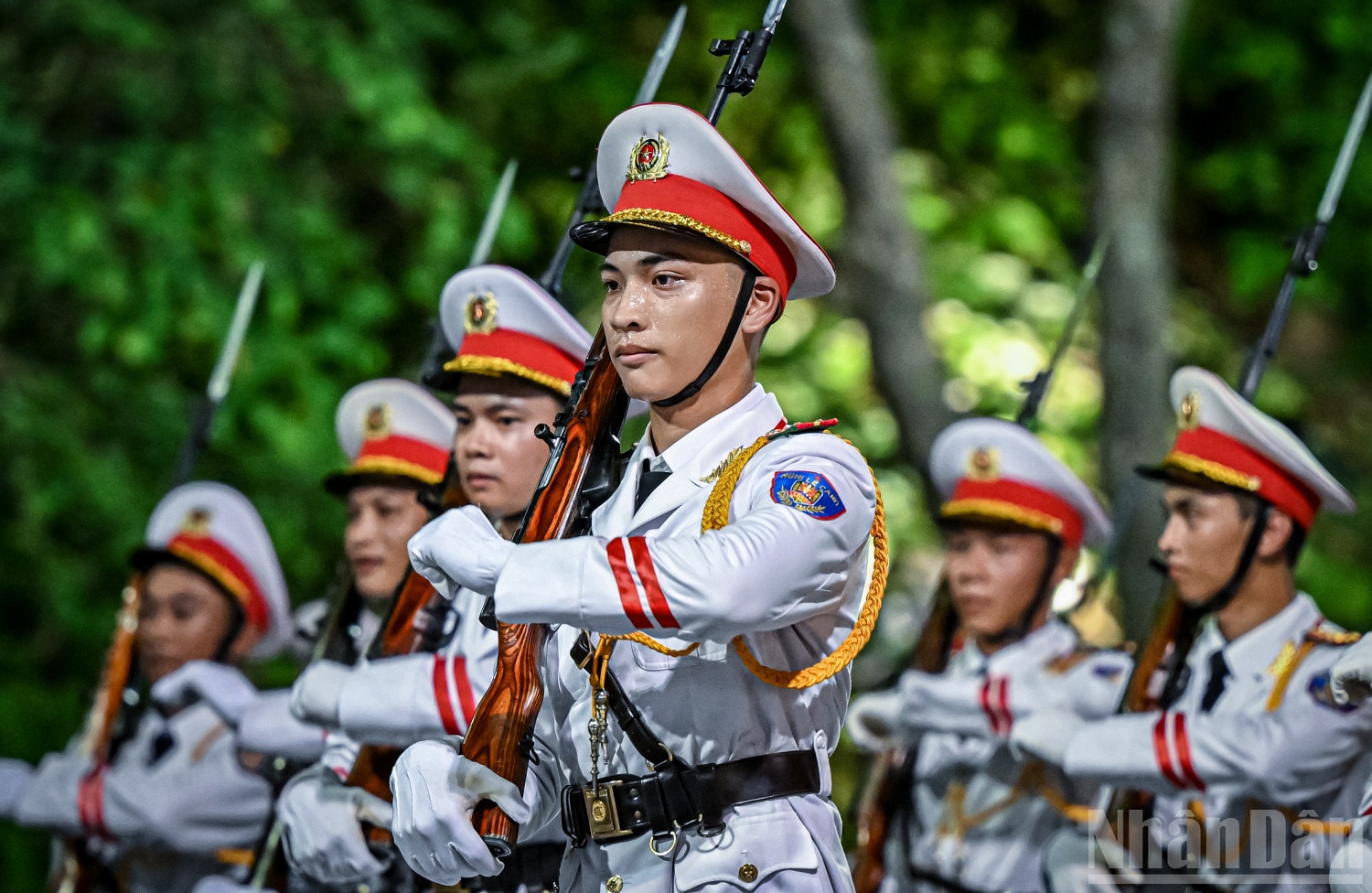Dù là tập luyện vào buổi tối nhưng với thời tiết oi bức của Hà Nội, những giọt mồ hôi vẫn lăn dài trên khuôn mặt của các chiến sĩ Công an nhân dân Việt Nam. ndo_br_18.jpg