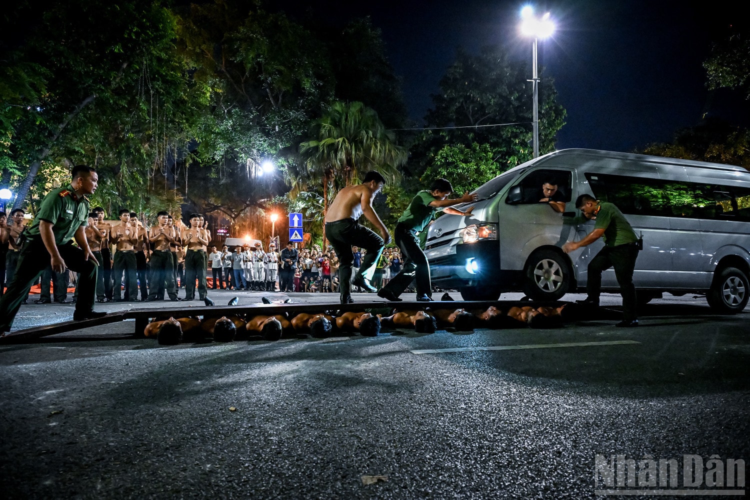 Nín thở xem các chiến sĩ công an trình diễn ô tô đi qua người. ndo_br_11.jpg