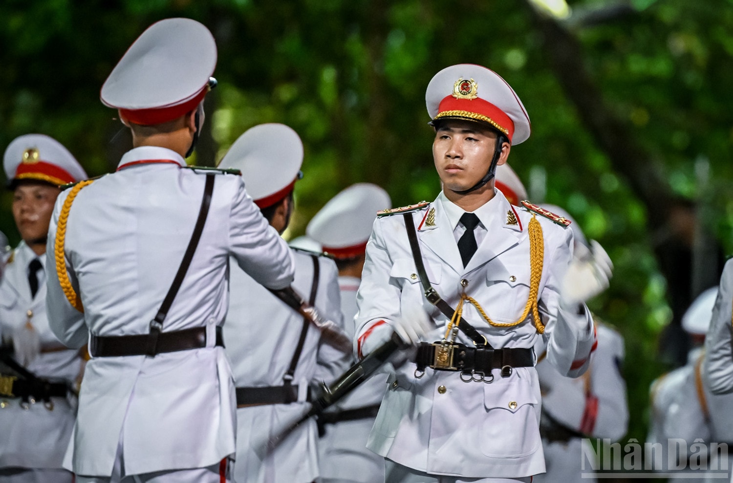 Màn biểu diễn múa súng nghệ thuật trên nền nhạc cũng thu hút sự chú ý của nhiều người. ndo_br_20.jpg