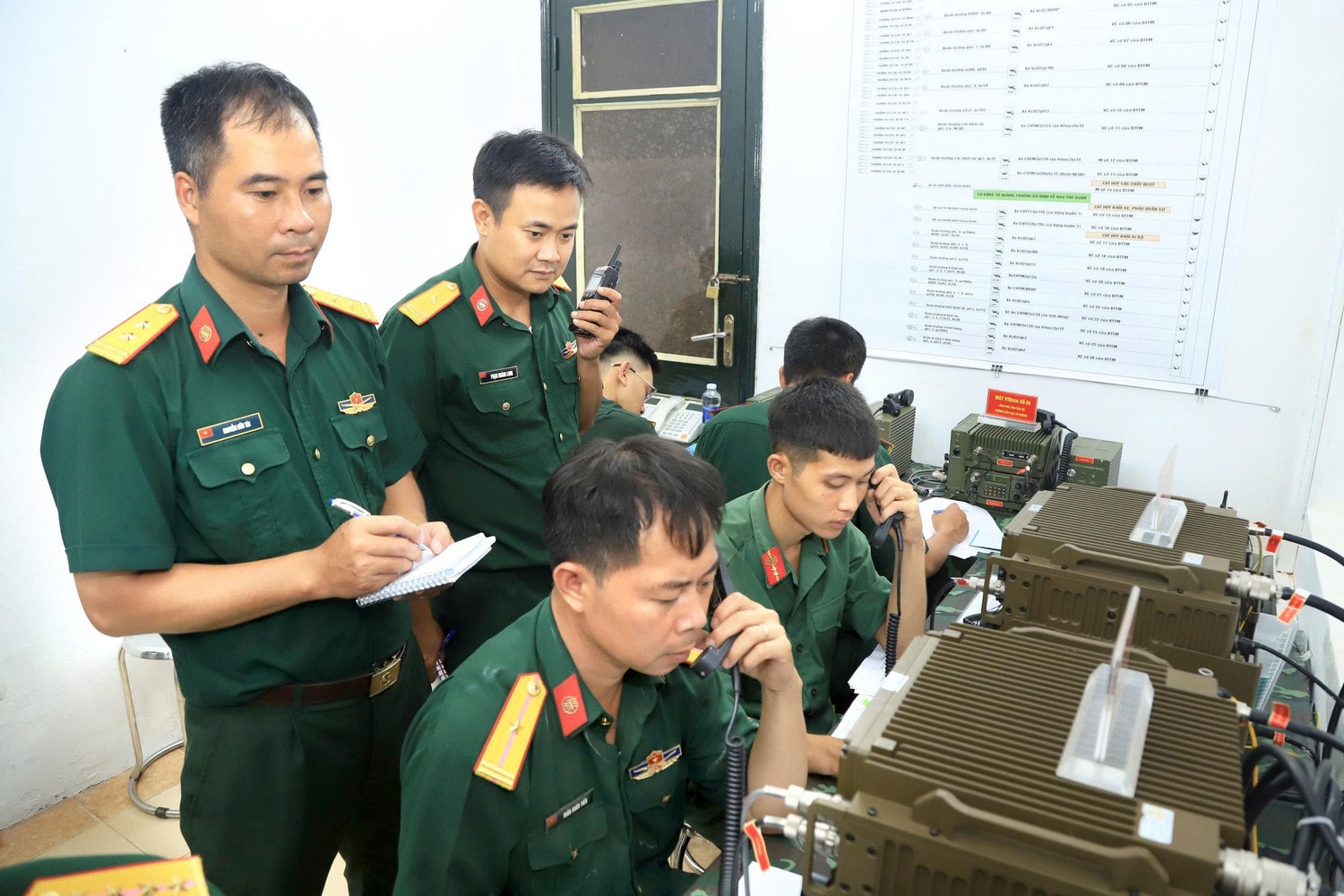 Lực lượng thông tin bảo đảm thông tin, liên lạc thông suốt. z6870637294430-7225c551591ab5efb0206fb9e45e2dc0.jpg