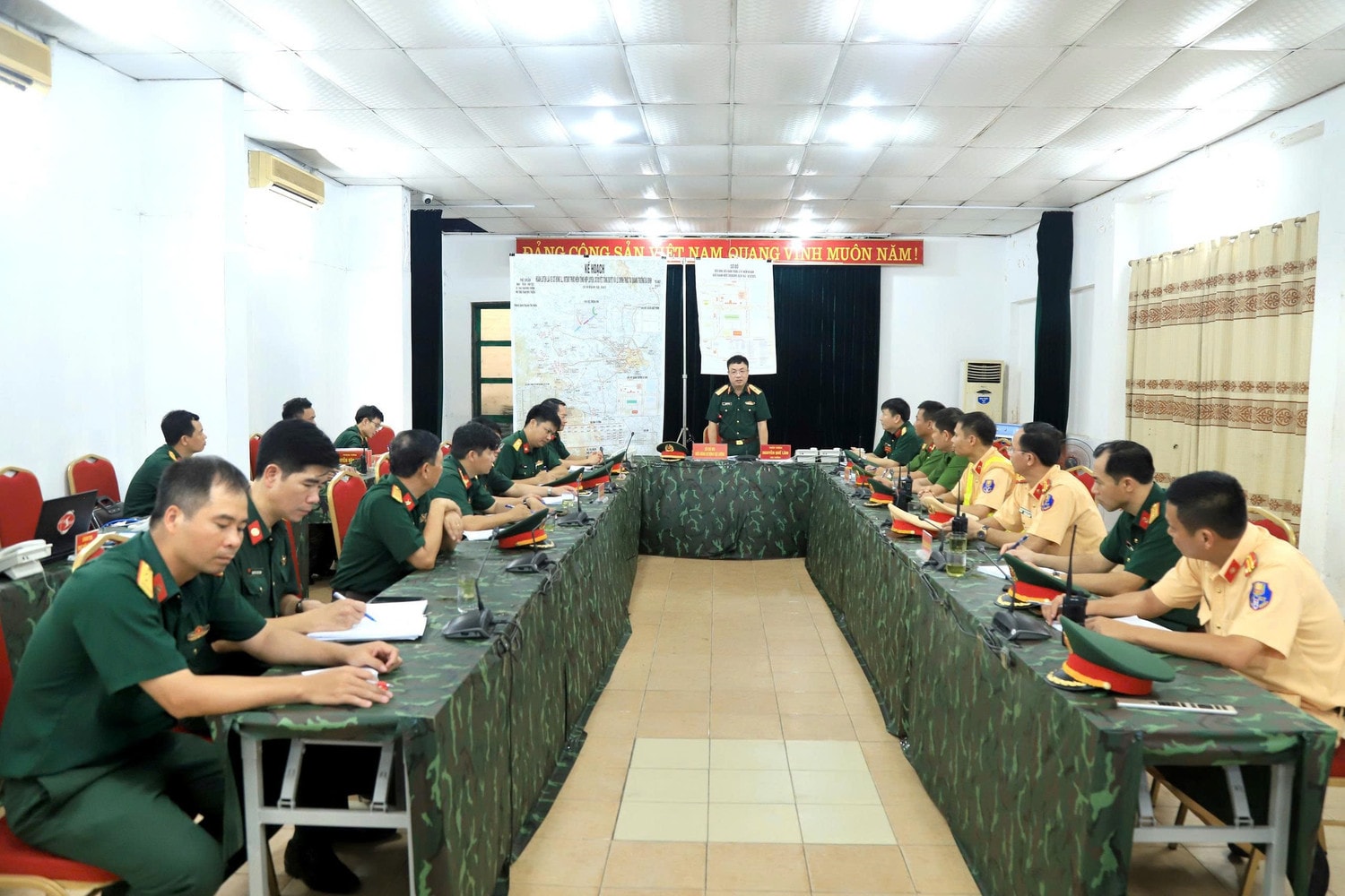 Quang cảnh tại Sở chỉ huy điều hành cơ động. z6870637293144-a417ba0c225c10df5490c2c215328d6c.jpg