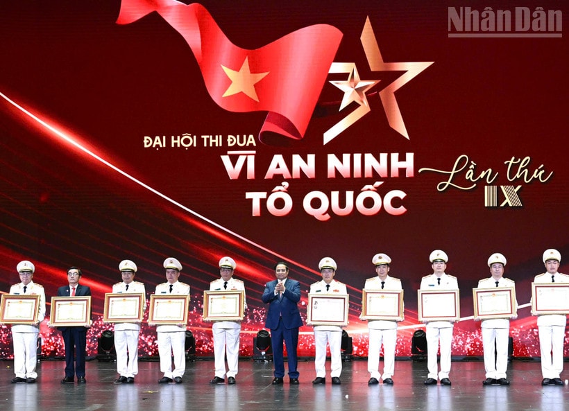 Thủ tướng Phạm Minh Chính trao danh hiệu Anh hùng lực lượng vũ trang và Huân chương Quân công.