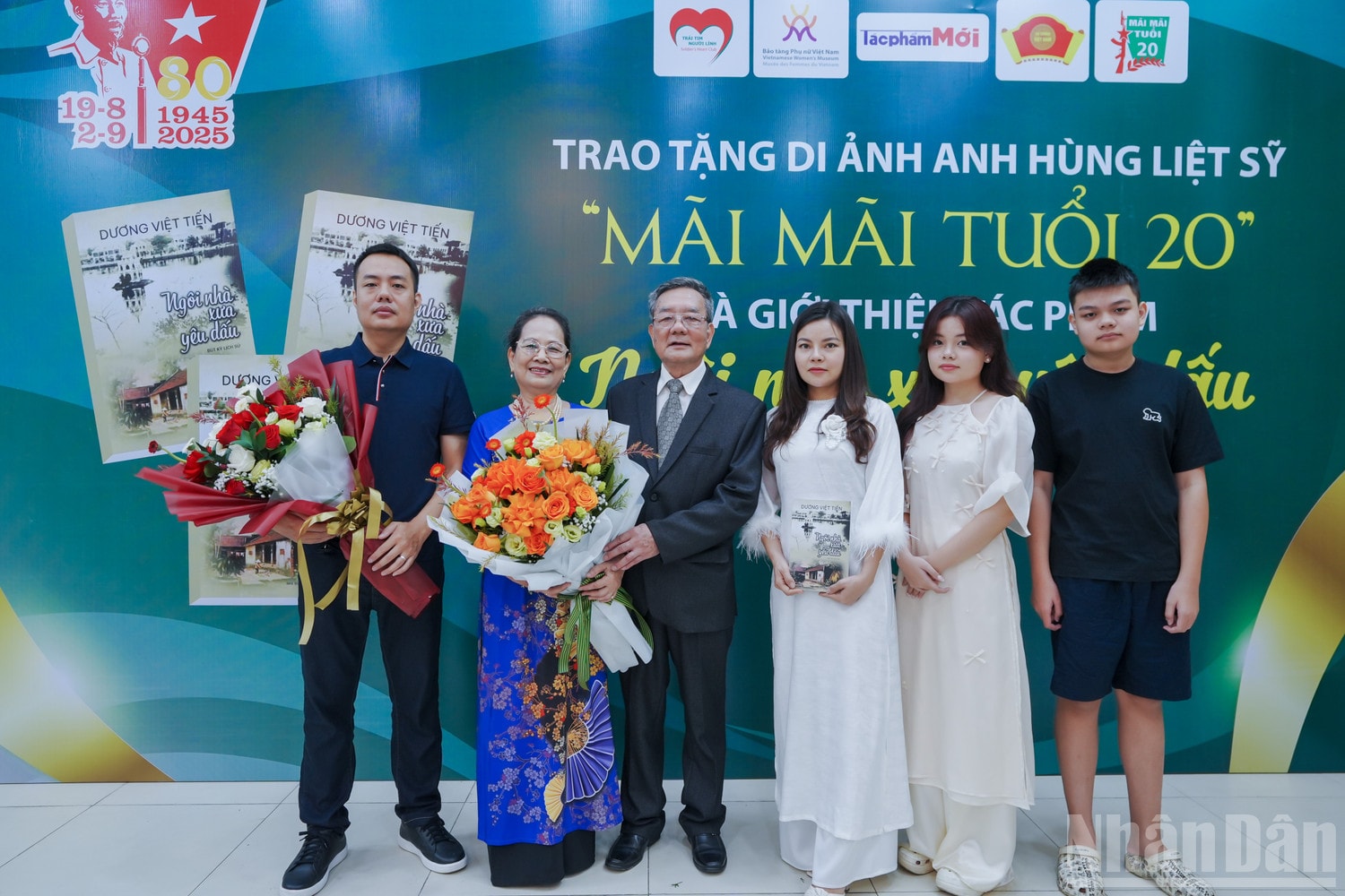 Gia đình ông Dương Quang Trị-bà Lưu Thị Hương cùng tác giả Dương Việt Tiến (phía ngoài cùng bên trái) tại lễ ra mắt cuốn hồi ký ndo_br_3-gia-dinh-tac-gia-duong-viet-tien.jpg
