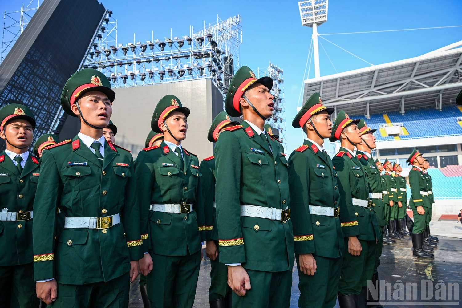 Thượng sĩ Nguyễn Hữu Quân cho biết, khi bước chân duyệt binh trên Quảng trường Đỏ (Nga) hay trên sân khấu sân Mỹ Đình (Hà Nội), đồng chí đều mang theo tinh thần yêu nước, trách nhiệm cao cả, thể hiện khát vọng hòa bình và tinh thần đoàn kết của dân tộc Việt Nam. ndo_br_7a.jpg