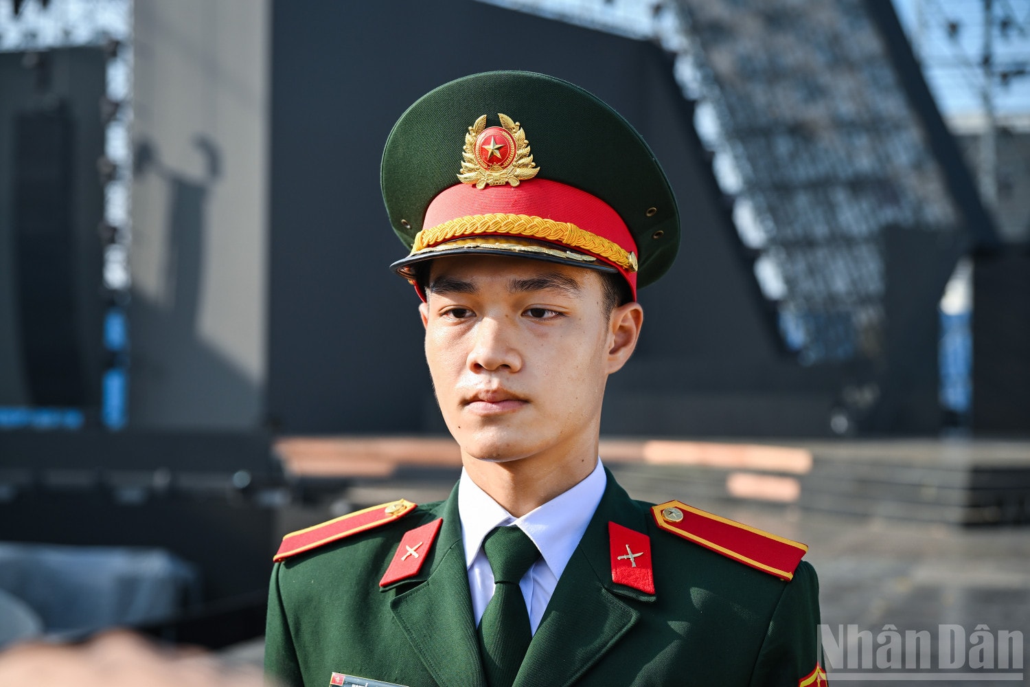 Thượng sĩ Nguyễn Hữu Quân chia sẻ: “Đối với bản thân tôi, đây không chỉ là một sự kiện tôn vinh tinh thần của những người chiến sĩ yêu nước, mà còn là dịp để người dân và quân đội hòa mình, gần gũi hơn, từ đó tăng thêm tinh thần đoàn kết”. ndo_br_2a.jpg