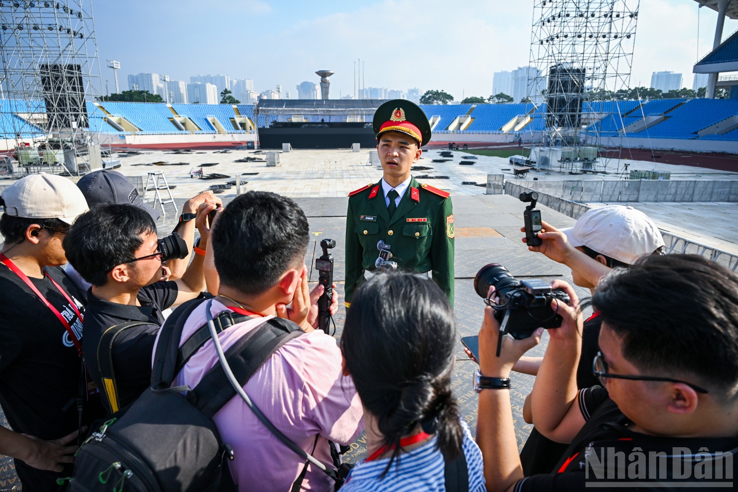 Có mặt trong hàng ngũ, thượng sĩ Bùi Quang Linh (quê Tiền Hải, Thái Bình) – học viên Trường Sĩ quan Lục quân 1, chàng quân nhân từng “gây sốt” với những clip “đa nhiệm” như làm phóng viên, quay phim, MC, thậm chí hát tiếng Trung Quốc – cho biết, anh và đồng đội đã mất khoảng một tuần để tập luyện. “Thời tiết nắng nóng nhưng mỗi cá nhân trong khối đều ý thức và trách nhiệm tập hết khả năng. Trong quá trình tập luyện, chúng tôi đã cơ bản hoàn thiện các động tác kỹ thuật, giờ chỉ cần khớp với đèn, nhạc của sân khấu là hoàn thành. Nếu như duyệt binh trên Quảng trường Đỏ là trọng trách và niềm tự hào của đất nước, thì phần xuất hiện tại sân Mỹ Đình cũng có khó khăn riêng khi phải đối diện với nhiều máy quay, ánh sáng. Mọi động tác phải chuẩn chỉ, đúng điều lệnh vì hàng vạn người sẽ dõi theo”, Linh chia sẻ. ndo_br_3a.jpg