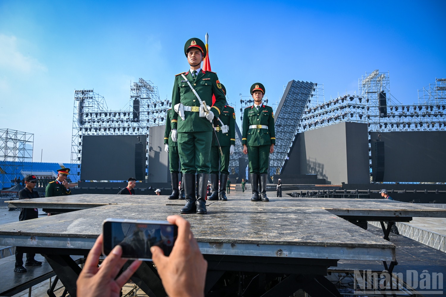 Màn trình diễn của Khối đội ngũ Quân đội Nhân dân Việt Nam hứa hẹn sẽ mang lại cảm xúc tự hào cho khán giả và người xem cả nước. ndo_br_5a.jpg