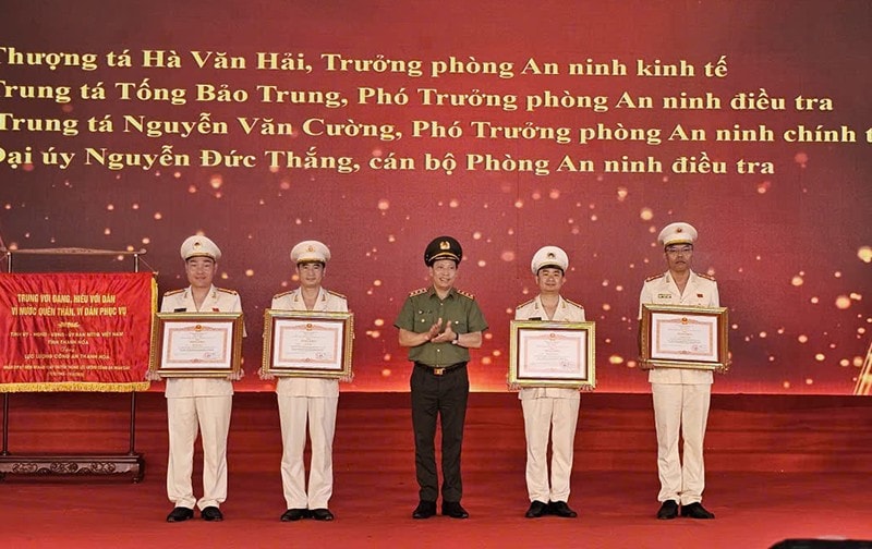 Thừa ủy quyền của Thủ tướng Chính phủ, lãnh đạo Bộ Công an trao Bằng khen cho 4 cá nhân có thành tích xuất sắc trong đấu tranh phòng, chống tội phạm. thu-tuong-tang-bang-khen.jpg