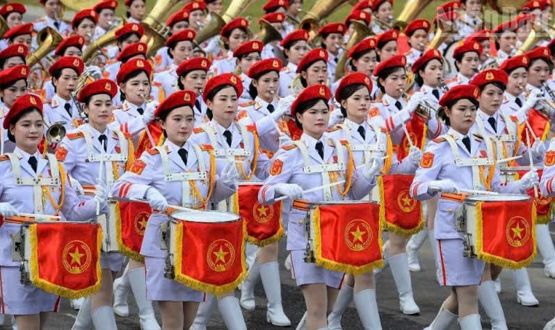 Một buổi luyện tập của Trung úy Bàn Thị Hiền Ngân (hàng thứ 2, vị trí thứ 2 từ trái ảnh sang). ndo_tr_son-la-3.jpg