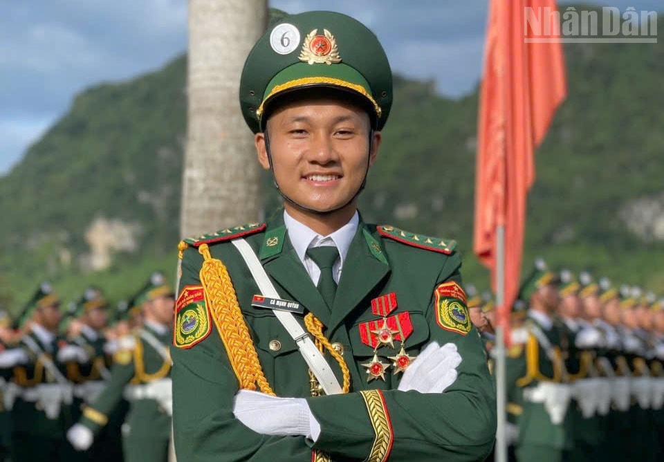 Thượng úy Cà Mạnh Quynh với những nụ cười rạng rỡ và đầy tự hào sau buổi tập luyện, tranh thủ chụp những bức hình kỷ niệm gửi chia sẻ cho người thân. ndo_tr_son-la-7.jpg
