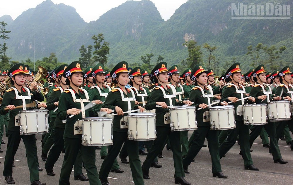 Trung úy Bàn Thị Hiền Ngân (hàng thứ 2, vị trí thứ 2 từ trái ảnh sang), Ban Chỉ huy Bộ đội Biên phòng tỉnh Sơn La tham gia khối nữ quân nhạc. ndo_tr_son-la-5.jpg