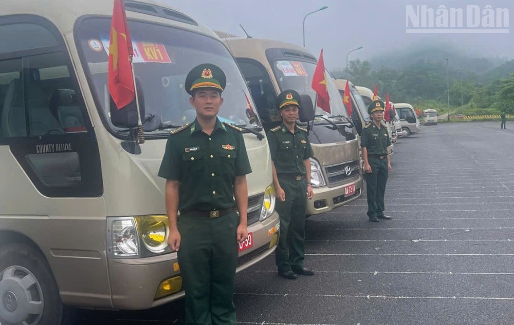 Thượng úy Hoàn Tuấn Anh cùng đồng đội luôn trong tâm thế sẵn sàng tay lái để phục vụ đưa đón các khối ra thao trường tập luyện. ndo_tr_son-la-1.jpg