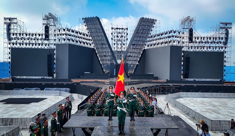 68 chiến sĩ tham gia lễ duyệt binh trên Quảng trường đỏ (Liên bang Nga) kỷ niệm 80 năm Ngày chiến thắng phát-xít đang tập luyện trên sân khấu chương trình Tổ quốc trong tim. (Ảnh: PHƯƠNG ANH)