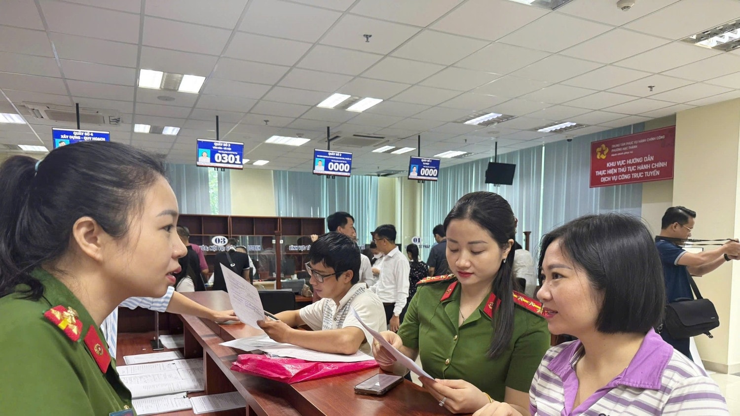 Công an phường Hạc Thành hỗ trợ người dân ứng dụng các tiện ích trên VNeID. anh-sua-1-143.jpg