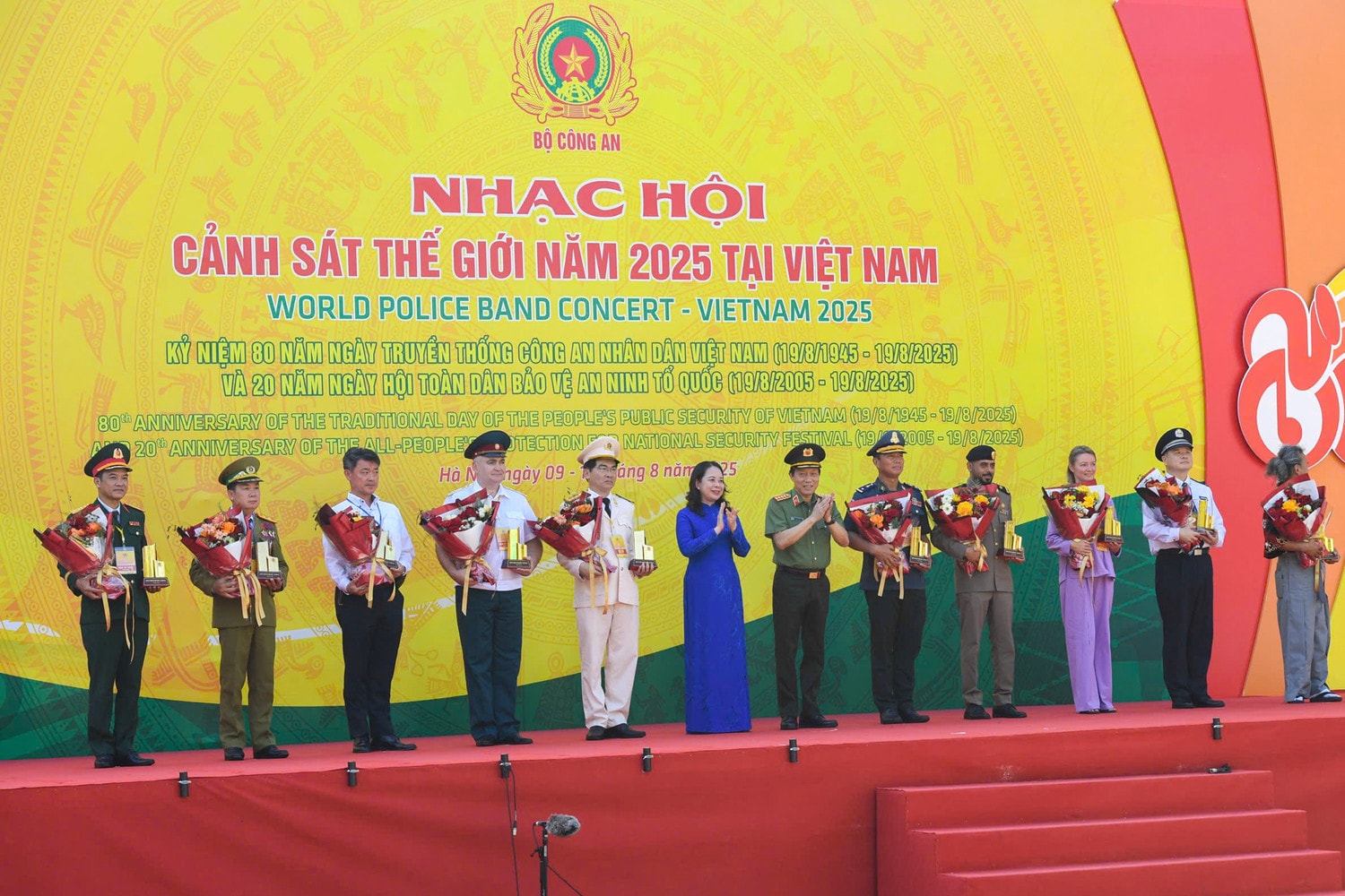 Phó Chủ tịch nước Võ Thị Ánh Xuân và Bộ trưởng Công an Lương Tam Quang trao trao biểu trưng tặng các trưởng đoàn tham dự Nhạc hội Cảnh sát thế giới năm 2025. nhan-hoi-cong-an-the-gioi-3-6701.jpg
