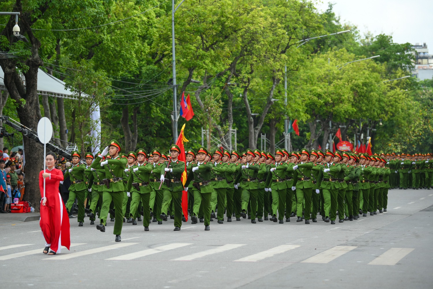 Khối cán bộ, chiến sĩ đại diện các đơn vị thuộc Công an thành phố Hà Nội và quần chúng nhân dân Thủ đô. cand-5773.jpg